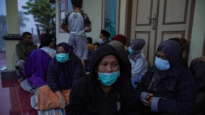 Sejumlah warga mengungsi di Pos Pengamatan Gunung Semeru, Lumajang, Jawa Timur, Rabu (19/11/2025). [ANTARA FOTO/Irfan Sumanjaya/YU]