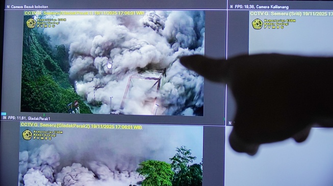 Petugas menunjukkan luncuran awan panas dari layar cctv pos pantau di Pos Pengamatan Gunung Semeru, Lumajang, Jawa Timur, Rabu (19/11/2025). [ANTARA FOTO/Irfan Sumanjaya/YU]