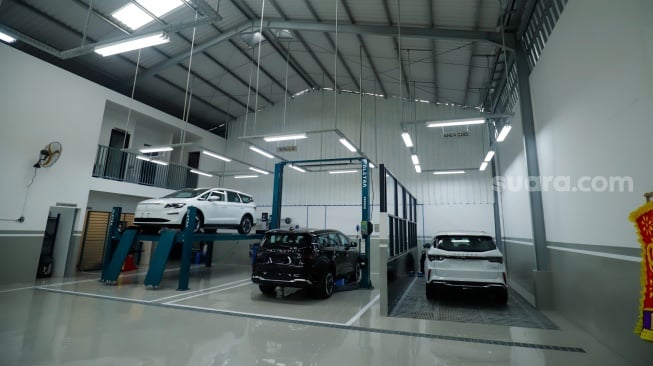 Suasana bengkel showroom terbaru Aletra di Dewi Sartika, Cawang, Jakarta Timur, Kamis (20/11/2025). [Suara.com/Alfian Winanto]