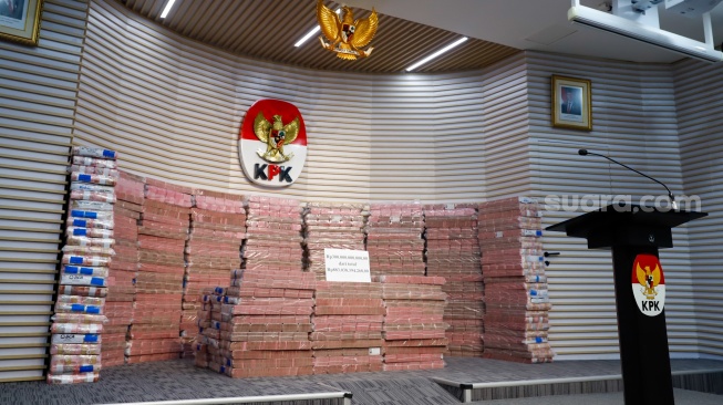 Tumpukan aset hasil rampasan senilai kurang lebih Rp 883 miliar (ditampilkan Rp 300 miliar) diserahkan KPK kepada PT. Taspen (Persero) di Gedung Merah Putih KPK, Jakarta, Kamis (20/11/2025). [Suara.com/Alfian Winanto]