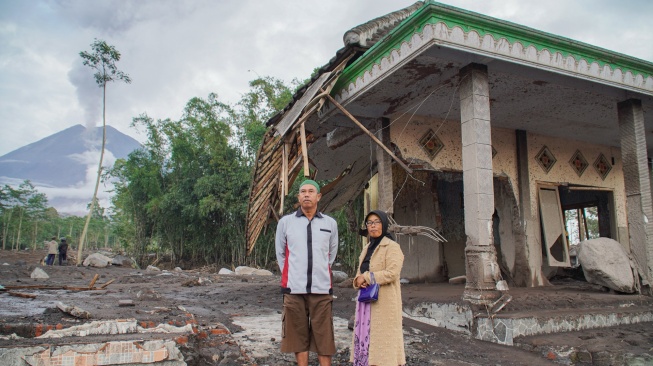 Warga melihat kondisi rumah yang terdampak erupsi Gunung Semeru di Desa Supiturang, Lumajang, Jawa Timur, Kamis (20/11/2025). [ANTARA FOTO/Irfan Sumanjaya/nz]