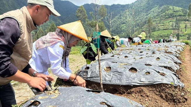 Para perempuan di Desa Sigedang, Kecamatan Kejajar, Kabupaten Wonosobo, Jawa Tengah, Rabu (19/11/2025), melakukan ‘Meditasi Mata Air’.(Dokumentasi pribadi)