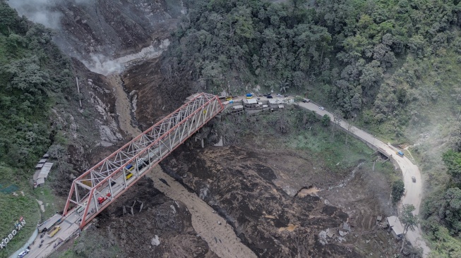 Foto udara wilayah yang terdampak abu vulkanik erupsi Gunung Semeru di Jembatan Curah Kobokan, Lumajang, Jawa Timur, Kamis (20/11/2025). [ANTARA FOTO/Irfan Sumanjaya/nz]