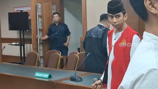 Jalani Sidang dengan Tatapan Kosong, Ortu Terdakwa Demo Agustus: Mentalnya Gak Kuat, Tiga Kali Jatuh