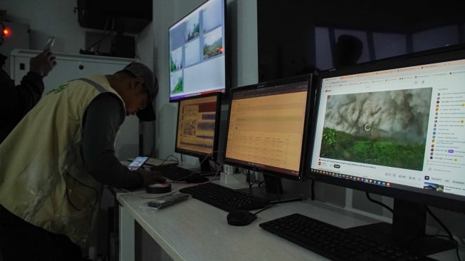 Petugas memantau aktivitas Gunung Semeru di Pos Pengamatan Gunung Semeru, Lumajang, Jawa Timur, Rabu (19/11/2025). [ANTARA FOTO/Irfan Sumanjaya/YU]