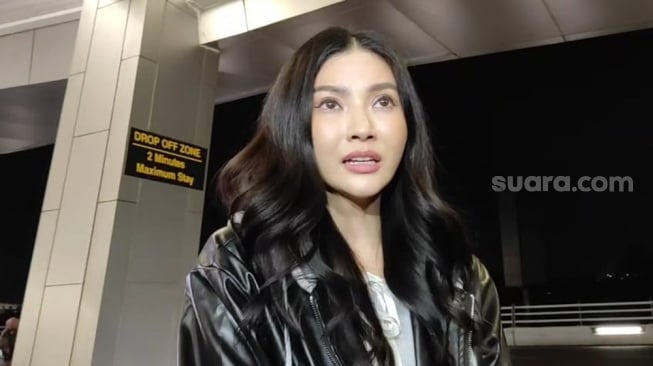 Sarwendah ditemui di Bandara Soekarno-Hatta, Tangerang pada Rabu, 19 November 2025. [Suara.com/Rena Pangesti]