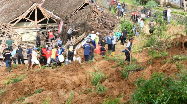 Sejumlah warga menyingkirkan ruruntuhan material dan membenahi rumah warga yang rusak akibat longsor di Desa Wagir Kidul, Pulung, Ponorogo, Jawa Timur, Kamis (20/11/2025). [ANTARA FOTO/Siswowidodo/nz]