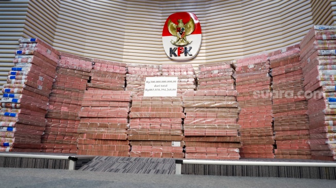 Tumpukan aset hasil rampasan senilai kurang lebih Rp 883 miliar (ditampilkan Rp 300 miliar) diserahkan KPK kepada PT. Taspen (Persero) di Gedung Merah Putih KPK, Jakarta, Kamis (20/11/2025). [Suara.com/Alfian Winanto]