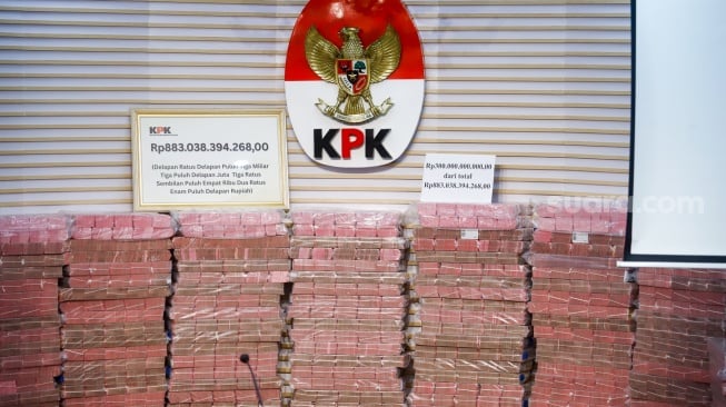 Tumpukan aset hasil rampasan senilai kurang lebih Rp 883 miliar (ditampilkan Rp 300 miliar) diserahkan KPK kepada PT. Taspen (Persero) di Gedung Merah Putih KPK, Jakarta, Kamis (20/11/2025). [Suara.com/Alfian Winanto]