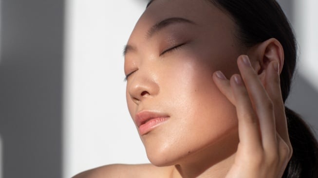 5 Rekomendasi Bedak Padat dengan Hasil Dewy, Bikin Kulit Glowing Tanpa Terlihat Berminyak