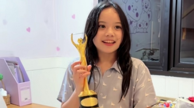 Gempi Raih Piala AMI Awards Pertama, Langsung Dipajang di Meja Belajar