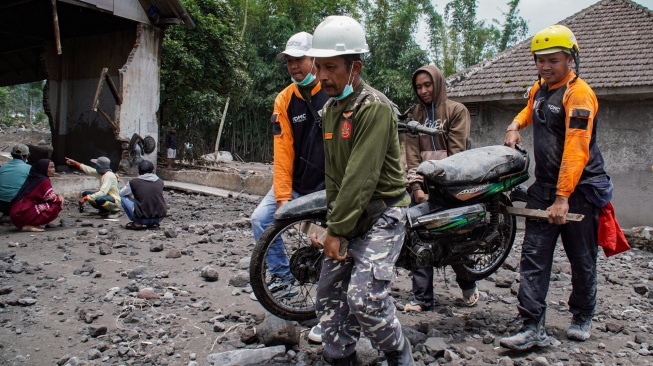 Relawan membantu mengevakuasi kendaraan milik warga di Desa Supiturang, Pronojiwo, Lumajang, Jawa Timur, Kamis (20/11/2025). [ANTARA FOTO/Irfan Sumanjaya/nz]