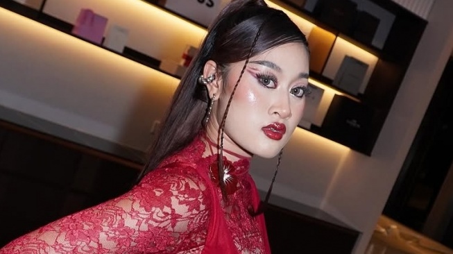 Aisha Retno Anak Siapa? Penyanyi Keturunan Indonesia yang Sebut Batik asal Malaysia