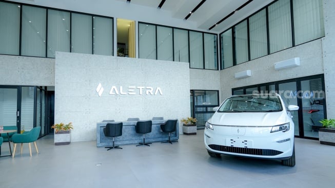 Suasana showroom terbaru Aletra di Dewi Sartika, Cawang, Jakarta Timur, Kamis (20/11/2025). [Suara.com/Alfian Winanto]