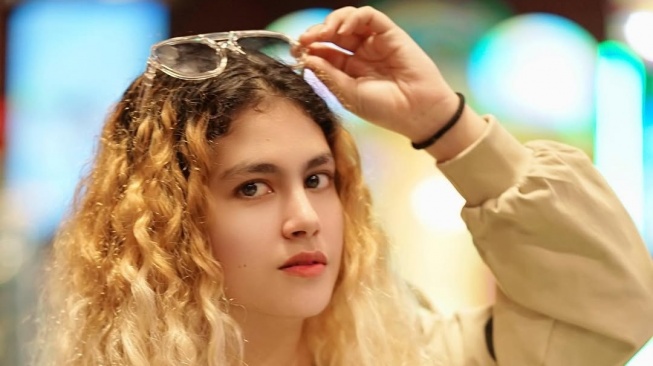 Helwa Bachmid Kerap Cium Kaki Habib Bahar Tiap Selesai Salat