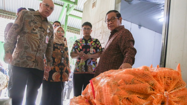 Gubernur DKI Jakarta Pramono Anung (kanan) didampingi Kepala Dinas Pertamanan dan Hutan Kota Fajar Sauri (kiri) melihat langsung pakan hewan sebelum diberikan di Taman Margasatwa Ragunan, Jakarta, Kamis (20/11/2025). [ANTARA FOTO/Muhammad Iqbal/nz]