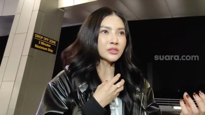 Sarwendah ditemui di Bandara Soekarno-Hatta, Tangerang pada Rabu, 19 November 2025. [Suara.com/Rena Pangesti]