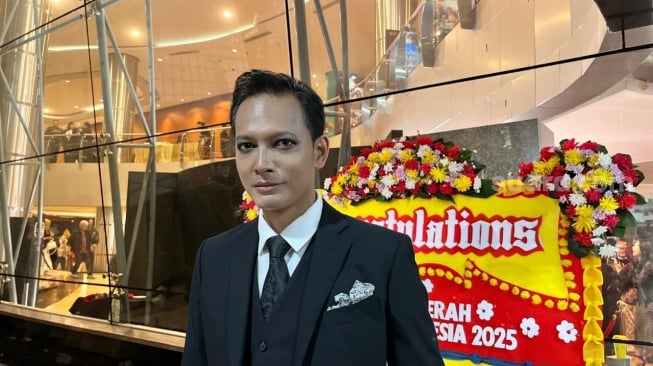 Penampilan Fedi Nuril pakai celak di FFI 2025. [Suara.com/Rena Pangesti]