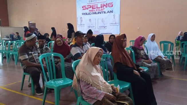 Warga lansia antre mendapat layanan dokter spesialis penyakit dalam. (Suara.com/ Angga Haksoro A).  