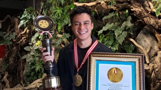 Baim Wong Raih Penghargaan LEPRID atas Dedikasi di Dunia Perfilman