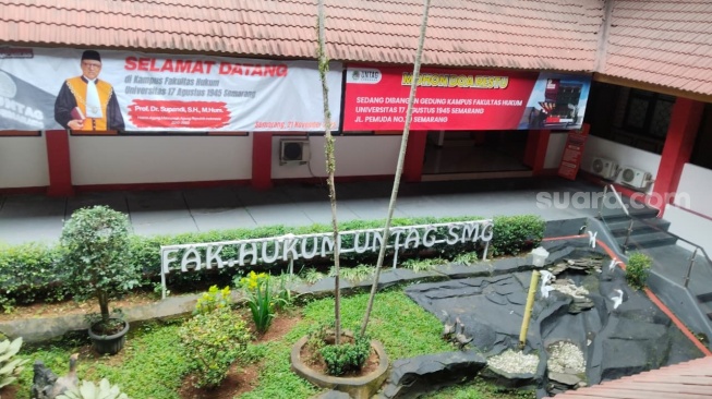 Suasana Fakultas Hukum Untag usai meninggalnya Dosen bernama Dwinanda Lincia Levi pada Jumat (21/11/2025). [Suara.com]