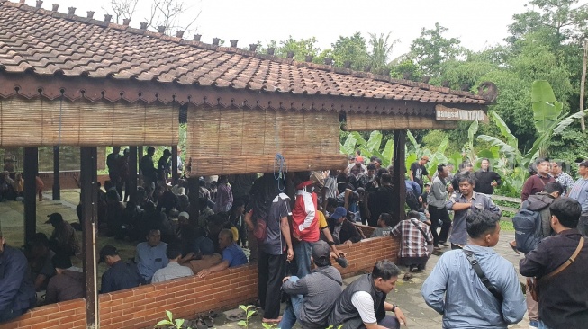 Ratusan eks pekerja PT Primissima berkumpul memadati serambi di sudut Puri Mataram, Sleman, Jumat (21/11/2025). (Suara.com/Hiskia)