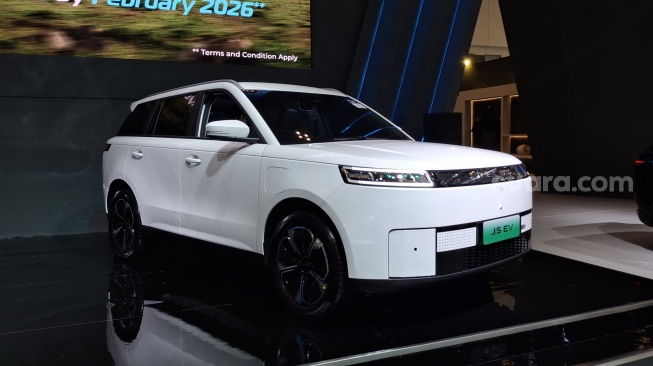 Dipamerkan dalam pameran GJAW 2025 di ICE BSD, Tangerang pada Jumat (21/11/2025), harga Jaecoo J5 EV masih di bawah Rp 250 juta. [Suara.com/Michele A Alessandra] 