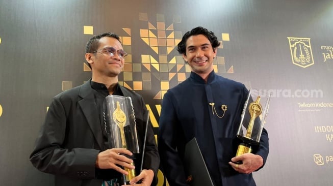 Reza Rahadian dan Felix K. Nesi, peraih Piala FFI 2025 untuk kategori Penulis Skenario Asli Terbaik. [Suara.com/Rena Pangesti]