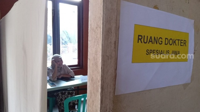 Dokter spesialis kedokteran jiwa memberikan layanan untuk pasien ODGJ. (Suara.com/ Angga Haksoro A).