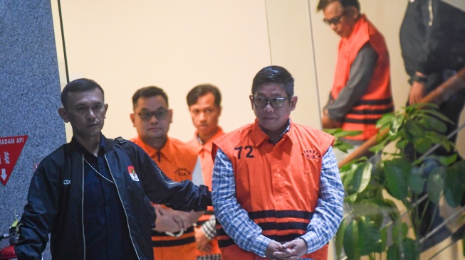 Tersangka baru kasus dugaan suap proyek di Dinas Pekerjaan Umum dan Perumahan Rakyat (PUPR) Kabupaten Ogan Komering Ulu (OKU) Parwanto (keempat kiri), Robi Vitergo (kedua kiri), Ahmat Thoha (ketiga kiri) dan Mendra SB (kanan) berjalan menuju ruang konferensi pers di Gedung Merah Putih KPK, Jakarta, Kamis (20/11/2025). [ANTARA FOTO/Muhammad Adimaja/bar]