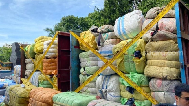Polda Metro Jaya kembali mengungkap kasus peredaran pakaian bekas impor ilegal. Total 439 ballpress senilai Rp 4,2 miliar disita dalam dua operasi berbeda. (Suara.com/M. Yasir)