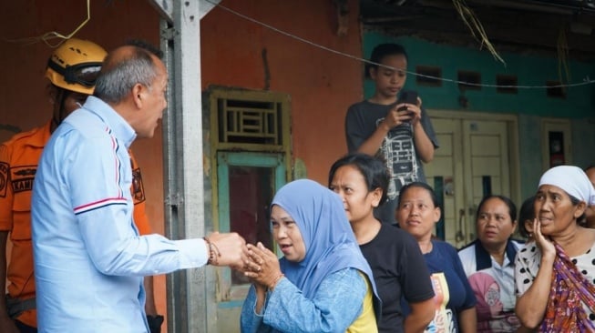 Wakil Ketua DPR RI, Saan Mustopa bersama warga terdampak banjir di Desa Karangligar, Kecamatan Teluk Jambe Barat, Karawang, Jawa Barat, Kamis (20/11/2025) (Dok: DPR RI/Parlementaria/Nadhen/vel)