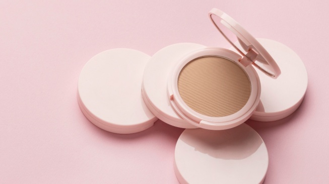 5 Pilihan Merek Bedak Padat yang Tahan Lama untuk Guru Usia 40 Tahun ke Atas