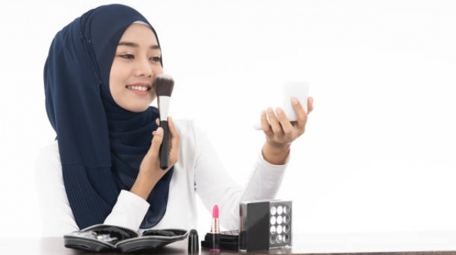 5 Rekomendasi Foundation Water Based yang Wudhu Friendly, untuk Makeup Natural Seharian