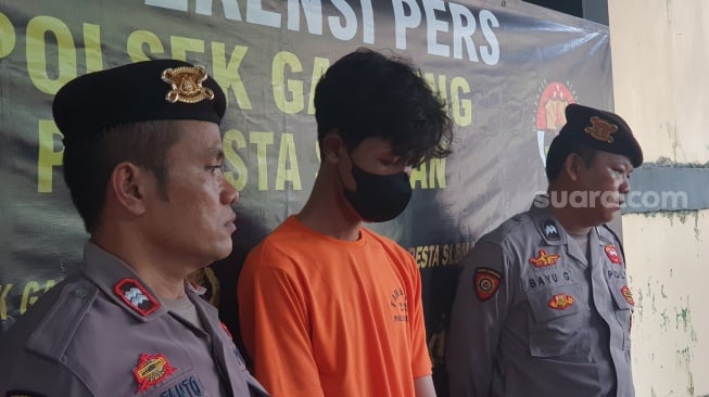Pelaku pencurian yang ditahan di Mapolsek Gamping, Kamis (20/11/2025).[Suara.com/Hiskia]