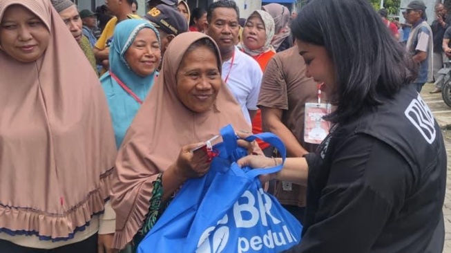  BRI menyalurkan 500 paket sembako bergizi untuk pencegahan stunting di Kota Semarang. [Dok BRI]
