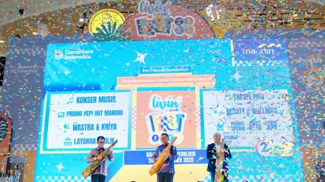 Para pembesar Bank Mandiri memainkan alat musik tradisional Sape, menandai rangkaian Livin’ Fest 2025 Balikpapan resmi dibuka (Dok: Bank Mandiri)