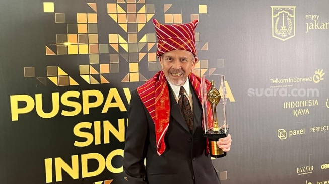 Kado Ultah ke-76, El Manik Terharu Terima Piala Lifetime Achievement FFI 2025 Saat Masih Hidup