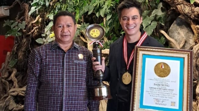 Baim Wong raih penghargaan dari Lembaga Prestasi Indonesia-Dunia (LEPRID). [Istimewa]