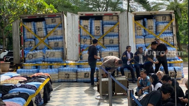 Cegat Truk di Tol Cikampek, Polda Metro Bongkar Penyelundupan Pakaian Bekas Impor Rp 4,2 Miliar