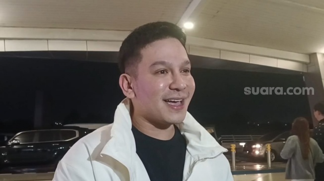 Jordi Onsu ditemui di Bandara Soekarno-Hatta, Tangerang pada Kamis (20/11/2025). [Rena Pangesti/Suara.com]