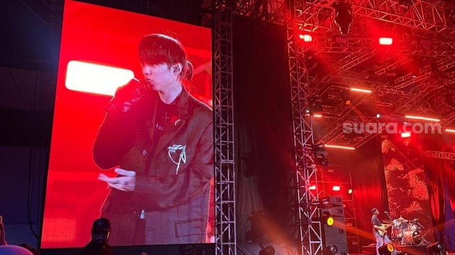 Konser tunggal Jae Park, atau yang kini lebih dikenal sebagai eaJ, bertajuk 'The 1/9 Tour' sukses digelar di Basket Hall, GBK Senayan, Jakarta, pada Jumat, 21 November 2025. [Suara.com/Sumarni]