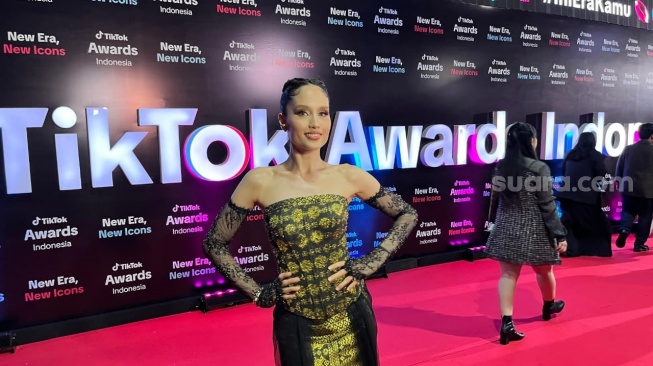 Cinta Laura Bicara Soal Rahasia Angle Kanan dan Alasan Selalu Bawa Lighting Sendiri