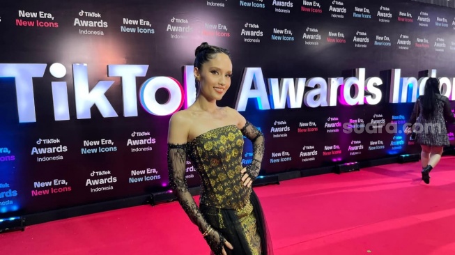 Cinta Laura Kuliah di Mana? Lulus Cum Laude dan Tolak Daftar LPDP