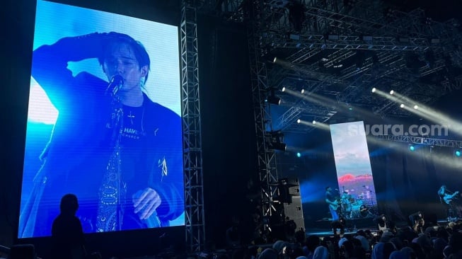 Konser tunggal Jae Park, atau yang kini lebih dikenal sebagai eaJ, bertajuk 'The 1/9 Tour' sukses digelar di Basket Hall, GBK Senayan, Jakarta, pada Jumat, 21 November 2025. [Suara.com/Sumarni]
