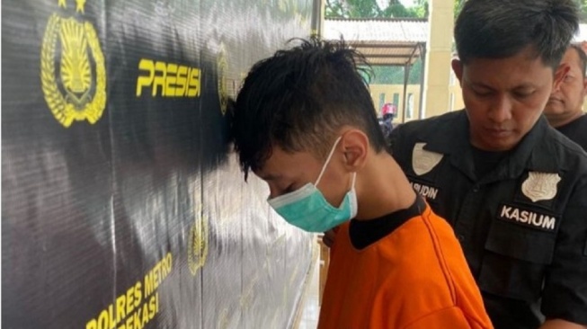 Remaja Ini Masuk Kamar dan Curi Iphone Mantan Pacar