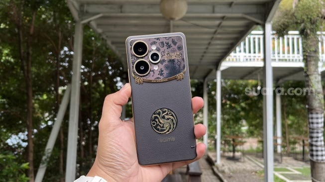 Review Realme 15 Pro Game of Thrones Limited Edition. [Suara.com/Dicky Prastya]