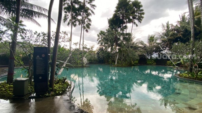 Padi pool bar di Pullman Ciawi Vimala Hills Resort Spa & Convention, Bogor, Jawa Barat. [Suara.com/Fajar Ramadhan]