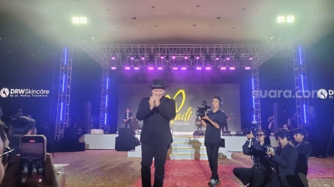 Fadly Padi Reborn menyapa penggemar di bawah panggung (Suara.com/Rosiana)
