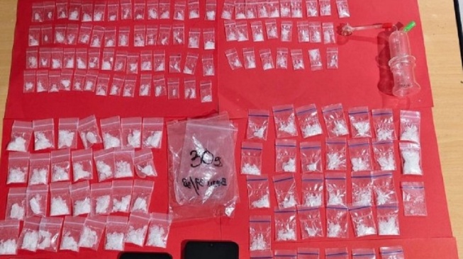 Polisi Bekuk Pengedar Sabu dan Barang Bukti Mengejutkan di Kos Eksklusif Palu